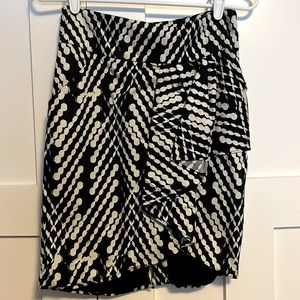 Limited black and white print skirt with faux ruching. Perfect shape
